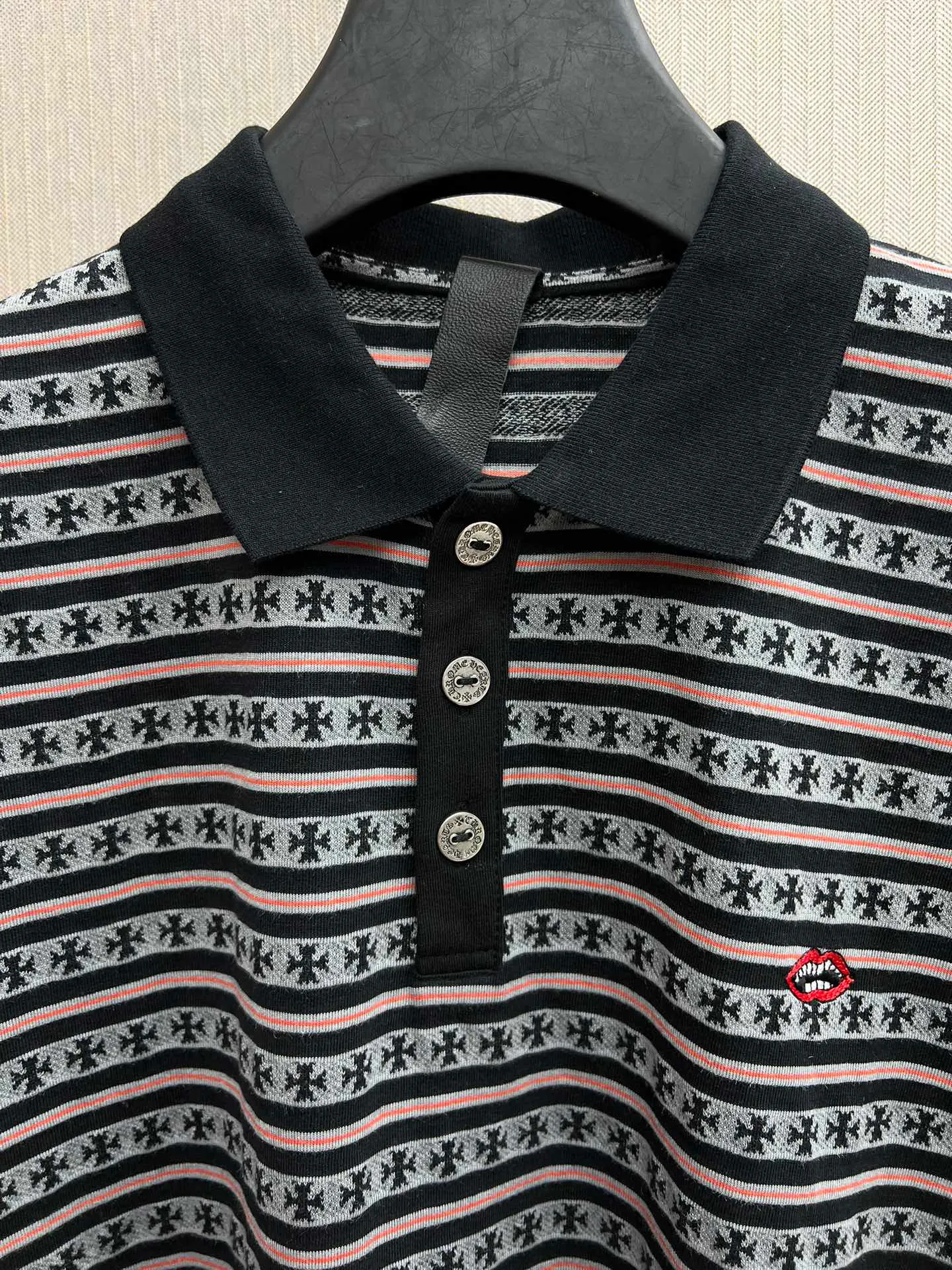 🅿️430 Croix Heart 25 Ss striped POLO long sleeves. Minimum order of 1,000 meters for yarn-dyed fabric. Expensive. The embroidery uses imported Tajima embroidery machine. The collar leather tag is made of imported lambskin. The hardware is made of real antique silver. The cost is extremely expensive. Size: S.M.L